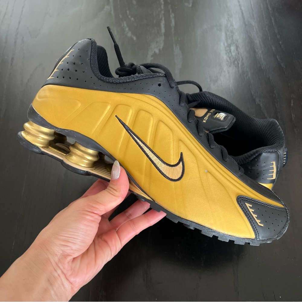 ✔️New✔️ NIKE Shox R4 'Metallic Gold' - Picture 3 of 11
